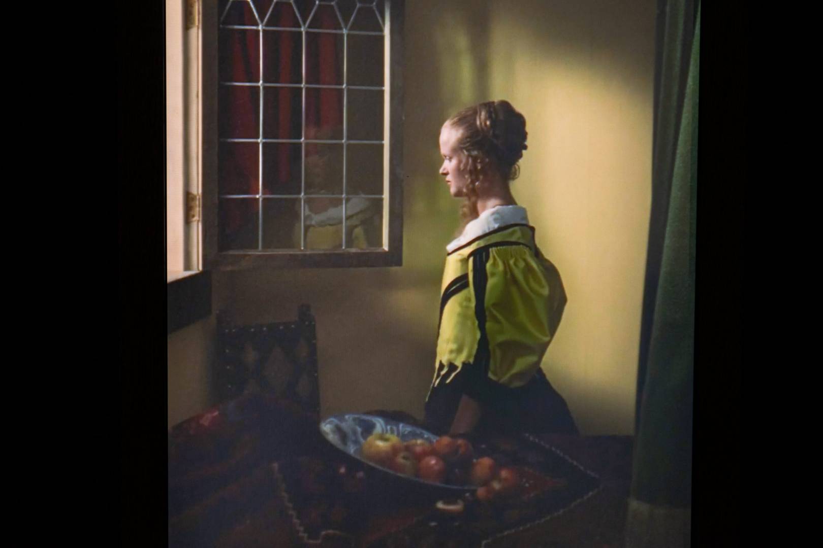 Девушка, читающая письмо перед открытым окном
