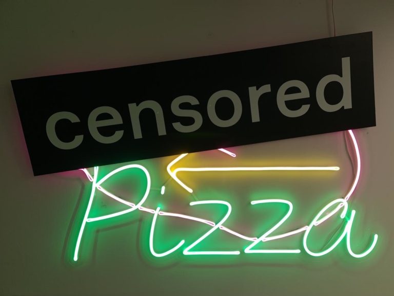 Выставка Димитра Митовски PIZZA PORN. Заводная пицца или жажда удовольствия